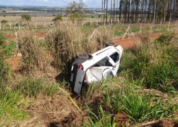 Gestante é encaminhada para atendimento médico após capotamento em Lagoa da Prata