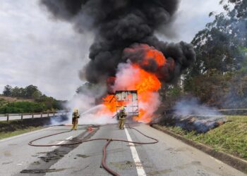 Incêndio destrói caminhão carregado com polietileno na BR-381 em Oliveira