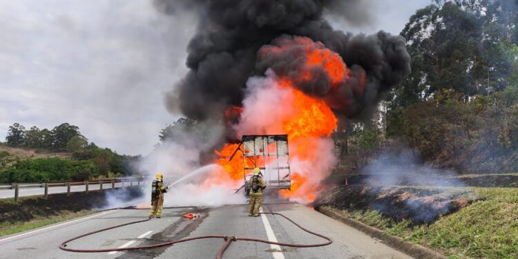 Incêndio destrói caminhão carregado com polietileno na BR-381 em Oliveira