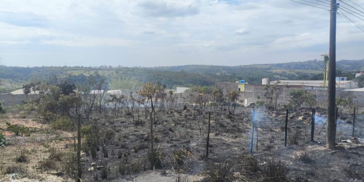 Corpo de Bombeiros contém incêndio no bairro Planalto em Formiga