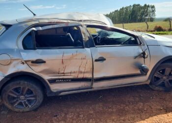 Capotamento deixa três pessoas feridas na LMG-893 em Formiga