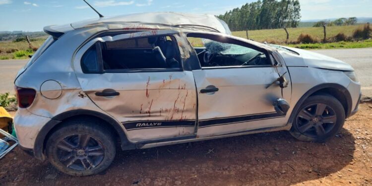 Capotamento deixa três pessoas feridas na LMG-893 em Formiga