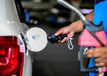 Petrobras anuncia redução de 14 centavos no preço da gasolina a partir de amanhã
