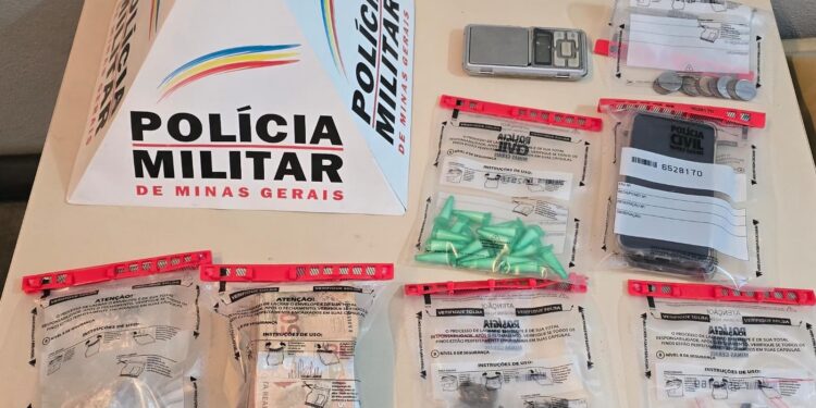 Ocorrência termina com dois presos e droga apreendida pela PM em Iguatama