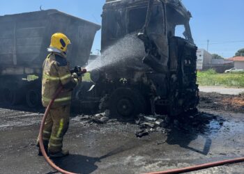 Incêndio em caminhão é controlado pelo Corpo de Bombeiros em Arcos