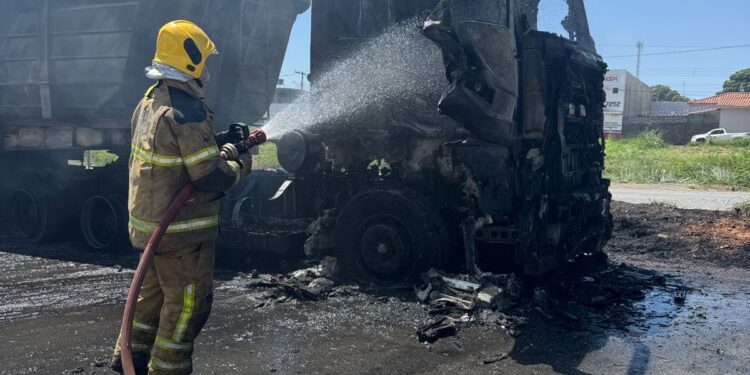 Incêndio em caminhão é controlado pelo Corpo de Bombeiros em Arcos