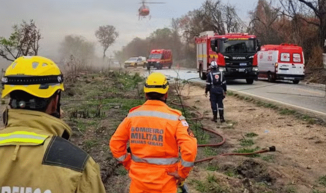 Duas pessoas morrem e duas ficam gravemente feridas em batida entre carro e carreta