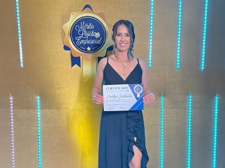 Pela quarta vez consecutiva, Emillyn é reconhecida como a professora mais lembrada no Prêmio Mérito Lojista