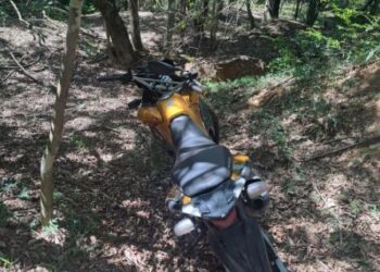 Moto furtada em Campo Belo é encontrada escondida em matagal e suspeito é preso