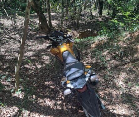 Moto furtada em Campo Belo é encontrada escondida em matagal e suspeito é preso