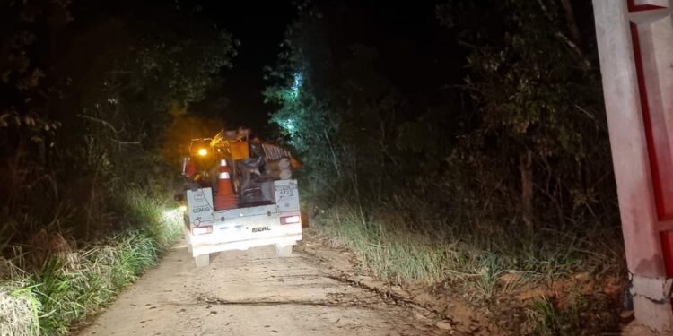 Cabo de energia rompido provoca risco de eletrocussão em área rural de Formiga