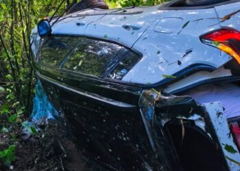 Capotamento deixa quatro feridos na BR-354, em Formiga