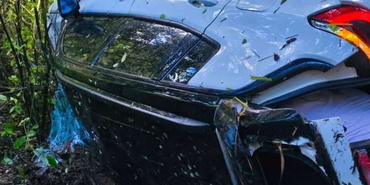 Capotamento deixa quatro feridos na BR-354, em Formiga