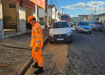 Bombeiros eliminam risco de derrapagem no Bairro Santa Tereza, em Formiga