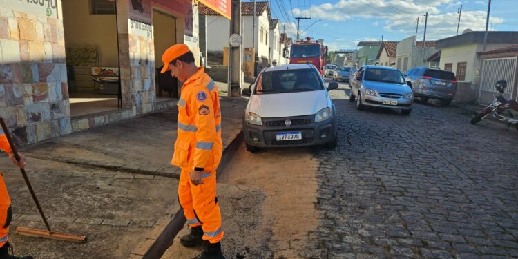 Bombeiros eliminam risco de derrapagem no Bairro Santa Tereza, em Formiga