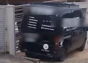 Van colide contra portão de residência no bairro Bela Vista, em Formiga