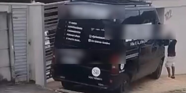 Van colide contra portão de residência no bairro Bela Vista, em Formiga