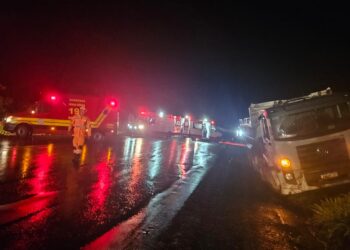 Motorista é arremessado de caminhão em capotamento na BR-354, em Arcos