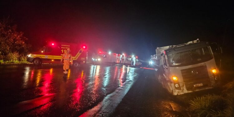 Motorista é arremessado de caminhão em capotamento na BR-354, em Arcos