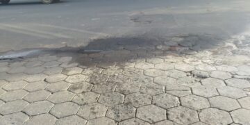 Moradores reclamam de esgoto vazando há mais de um mês no bairro Nossa Senhora de Lourdes