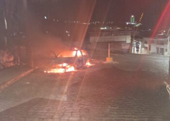 Incêndio destrói veículo no bairro Centenário durante a madrugada em Formiga