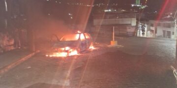 Incêndio destrói veículo no bairro Centenário durante a madrugada em Formiga