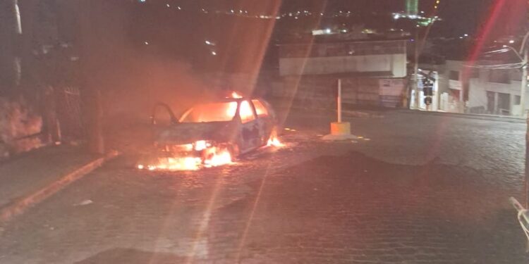 Incêndio destrói veículo no bairro Centenário durante a madrugada em Formiga