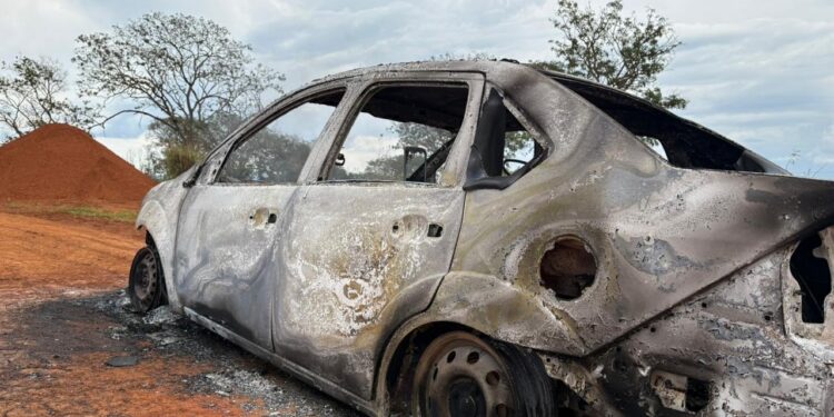Veículo fica totalmente destruído após incêndio na zona rural de Formiga