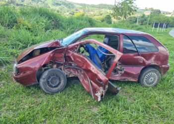 Carro é atingido por carreta ao tentar cruzar a MG-050 em Formiga