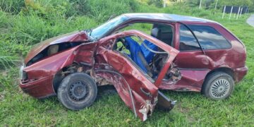 Carro é atingido por carreta ao tentar cruzar a MG-050 em Formiga