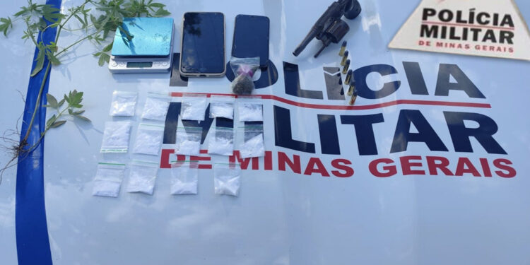Jovem é preso com arma, cocaína e pés de maconha após denúncia no bairro Alto da Praia em Formiga