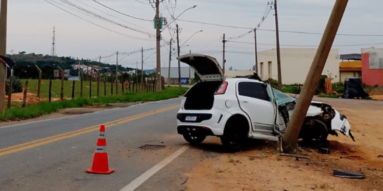 Motorista fica gravemente ferido após bater em poste na AMG-0335 em Divinópolis