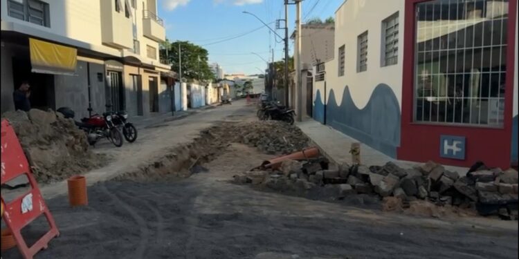 SAAE Formiga realiza substituição das redes de água e esgoto entre as ruas Vereadora Maria Hilda e Camilo Fonseca