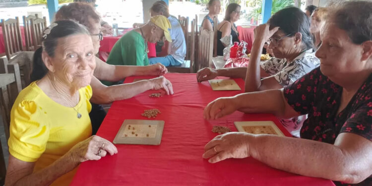 Centro de Convivência do Idoso realiza passeio ao Clube Náutico Formiguense