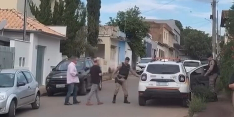 Ex-funcionário do INSS é preso em Bambuí por injúria racial e xenofobia