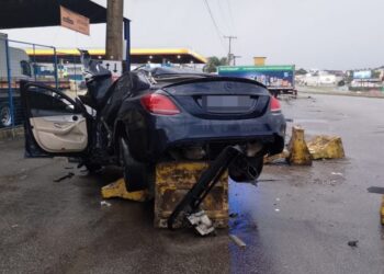 Carro de luxo bate em poste, capota e para em cima de barreira na MG-050, em Divinópolis