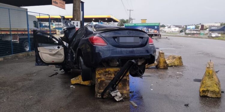 Carro de luxo bate em poste, capota e para em cima de barreira na MG-050, em Divinópolis