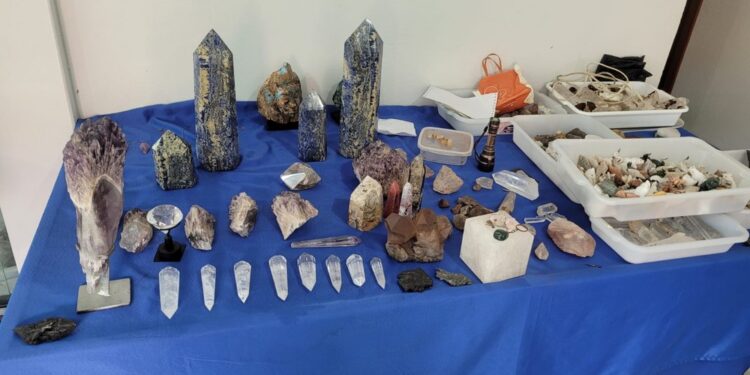 Cristais de quartzo são apreendidos em operação contra o garimpo ilegal em Arcos e outros municípios de MG