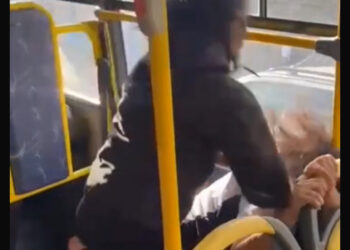 Adolescente é brutalmente agredida por três menores em veículo de transporte público