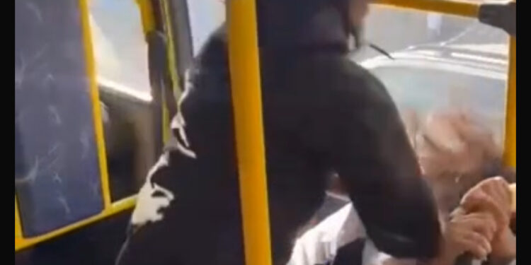 Adolescente é brutalmente agredida por três menores em veículo de transporte público