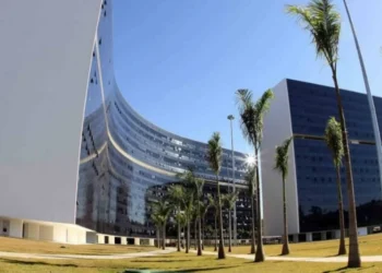 Governo de Minas paga 13º salário para servidores em parcela única; veja data