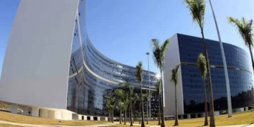 Governo de Minas paga 13º salário para servidores em parcela única; veja data