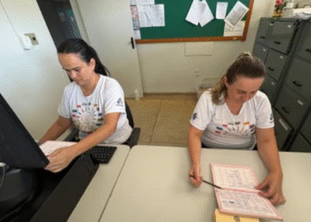 Alunos de escola municipal de Córrego Fundo têm cartões de vacinação conferidos