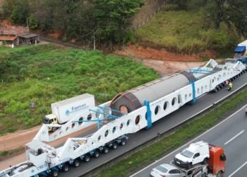 Carreta que leva carga de 210 t adia viagem para Goiás e deve voltar a trafegar na terça-feira pela BR-354