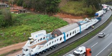 Carreta que leva carga de 210 t adia viagem para Goiás e deve voltar a trafegar na terça-feira pela BR-354