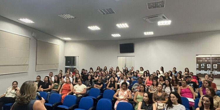 Professores da rede municipal de Educação de Córrego Fundo participam de capacitação em autocuidado para educadores