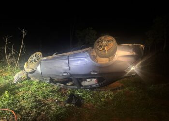 Mulher morre e motorista fica ferido após carro capotar na BR-354 em Arcos