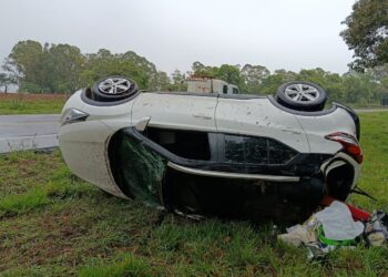 Motorista perde o controle e carro capota na MG-050 em Pedra do Indaiá
