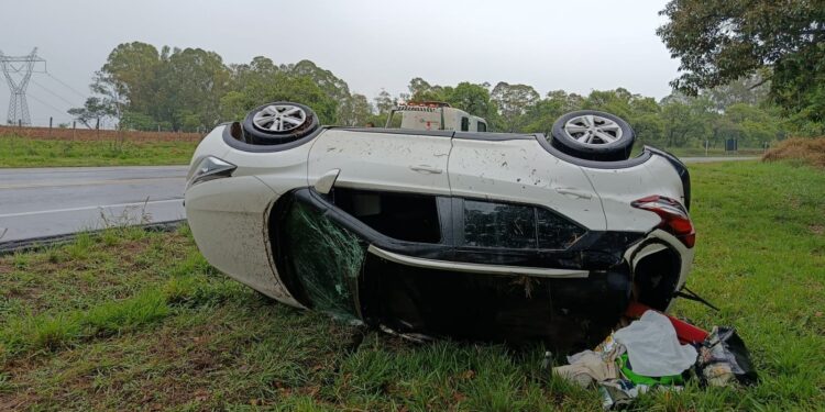 Motorista perde o controle e carro capota na MG-050 em Pedra do Indaiá