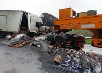 Colisão entre caminhão e carreta deixa um morto e bloqueia a BR-354 em Formiga